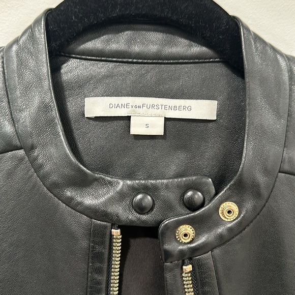 Gorgeous designer leather jacket, gold hardware, chic style, excellent condition - Picture 2 of 10